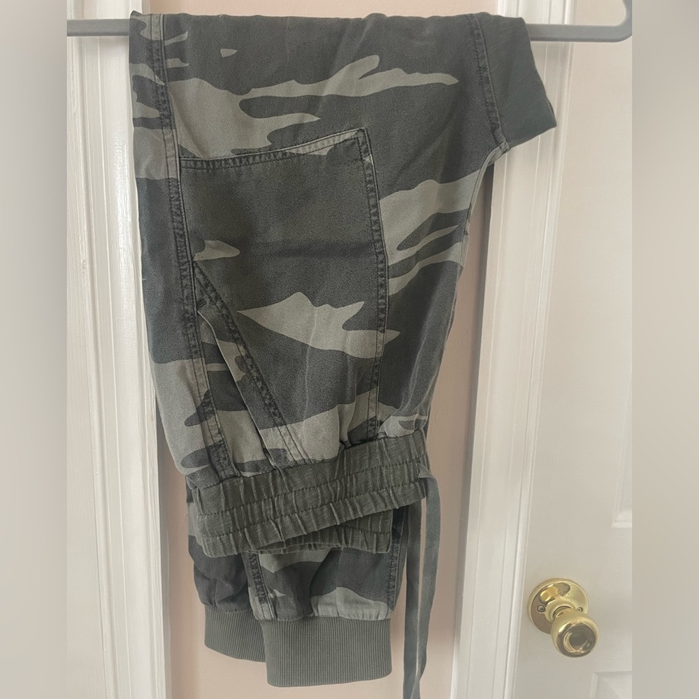 SPLENDID Lakeside camo jogger pants green S